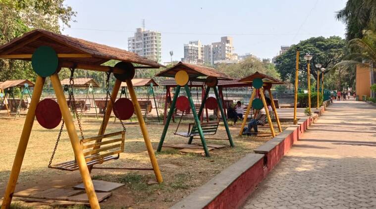 You are currently viewing Veer Savarkar Udyan in Mumbai surrounded by big a Banyan tree